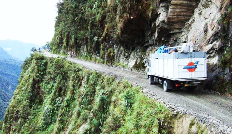 Top 3 cele mai periculoase drumuri din lume: Echilibru peste prăpastie drumul mortii bolivia