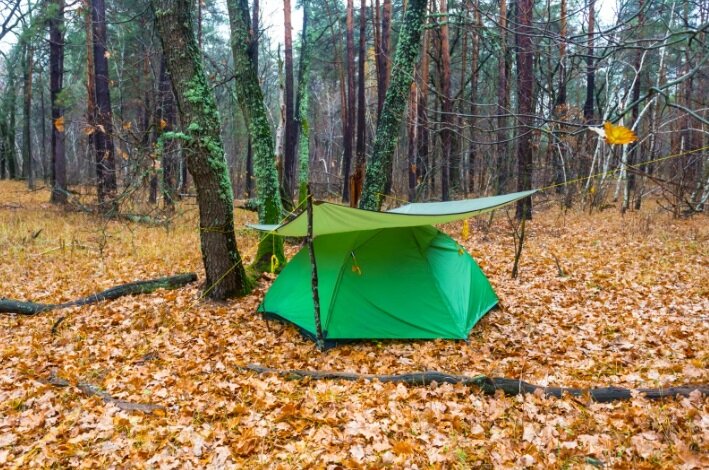 Camping în ploaie: nu lăsați vremea rea să vă strice călătoria camping în ploaie